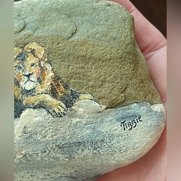Hand Painted Rock with Lion lounging signed by Tibbie - Picture 4 of 4